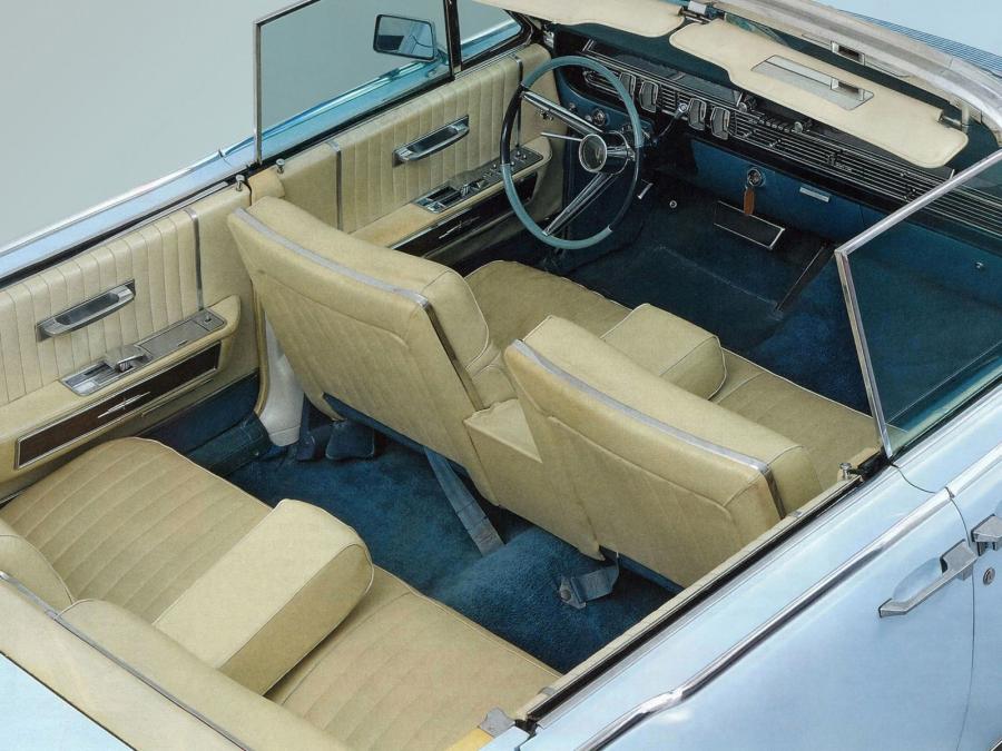  Lincoln Continental Convertible 1965 года  (фото 14 из 22)